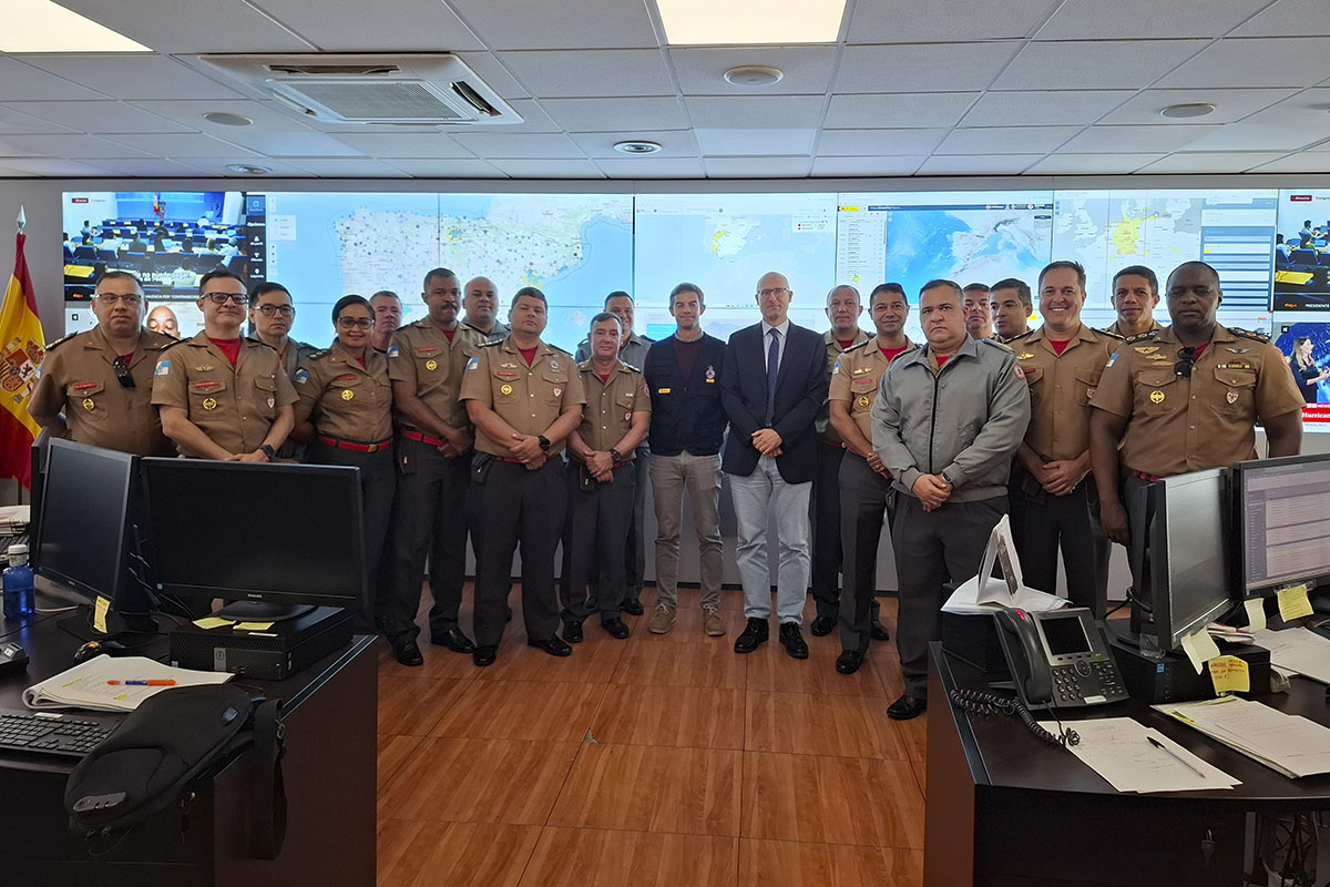 Los oficiales de Bomberos en la sala del CENEM durante la visita